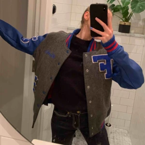  - Säljer denna as snygga varsity jacka storlek m!!(Jag på bilden är en xs.) 🦋🦋 Om fler bilder önskas så kan jag givetvis fixa det!