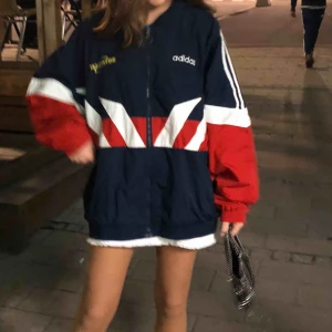  - Svin ball vintage Adidas jacka. Gjord som ”merch” för ett IT företag på 80-talet. Finns endast ett väldigt få antal utav just dessa! Pris kan diskuteras vid snabb affär!