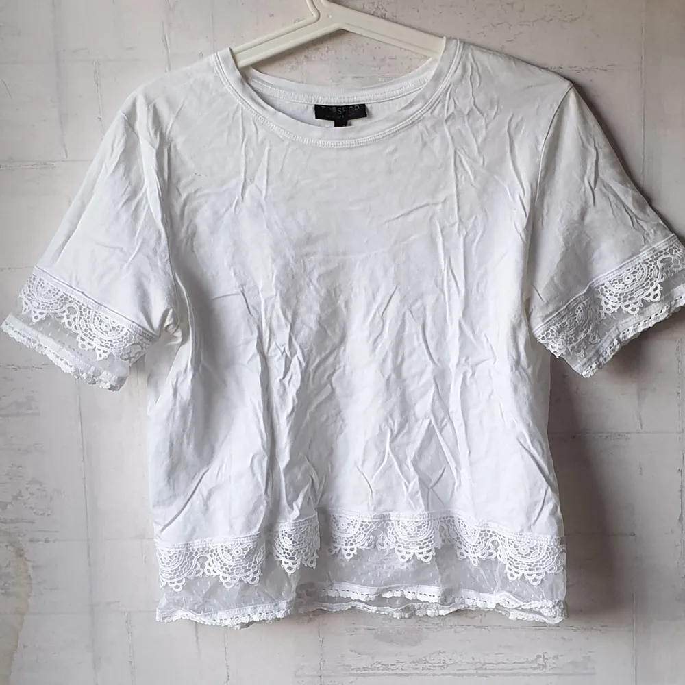 En så söt T-shirt från Topshop med spetsdetaljer som är perfekt till sommaren! Har använt några enstaka gånger så är i princip i nyskick. Köparen står för frakten och jag samfraktar gärna🥰. T-shirts.