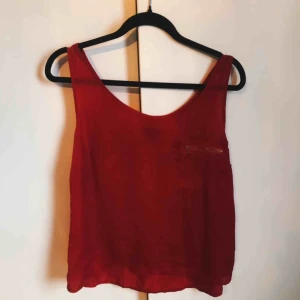  - Rött linne i silkesmaterial med guldig dragkedja vid bröstet