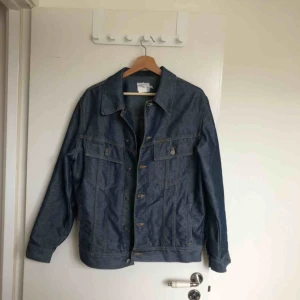  - Vintage jeansjacka från Calvin Klein! I väldigt gott skick, Perfekt till våren. Passar alla kön. Frakt tillkommer