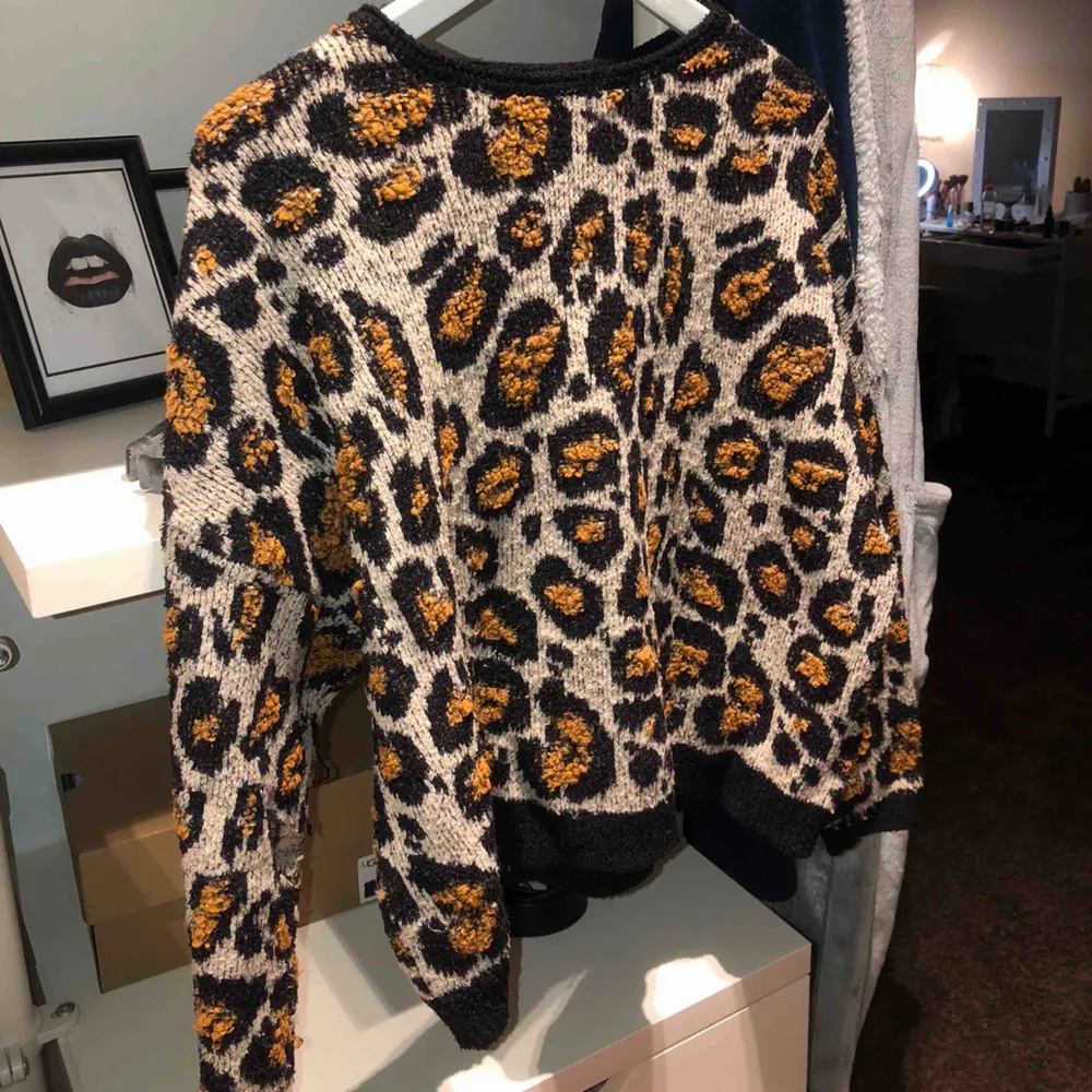 Säljer denna skit snygga leopard tröja. Använd några gånger men det märks inte! 150kr ink frakt. Stickat.