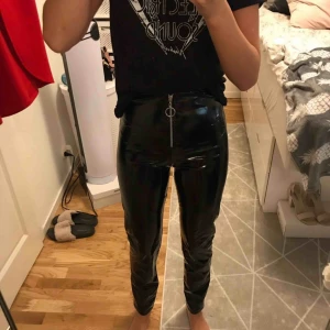  - Ett par skitsnygga lackbyxor från Nelly i storlek S men passar även XS.💕säljer pga av att jag inte använder de är själv 166 cm och dom är bra i längden 