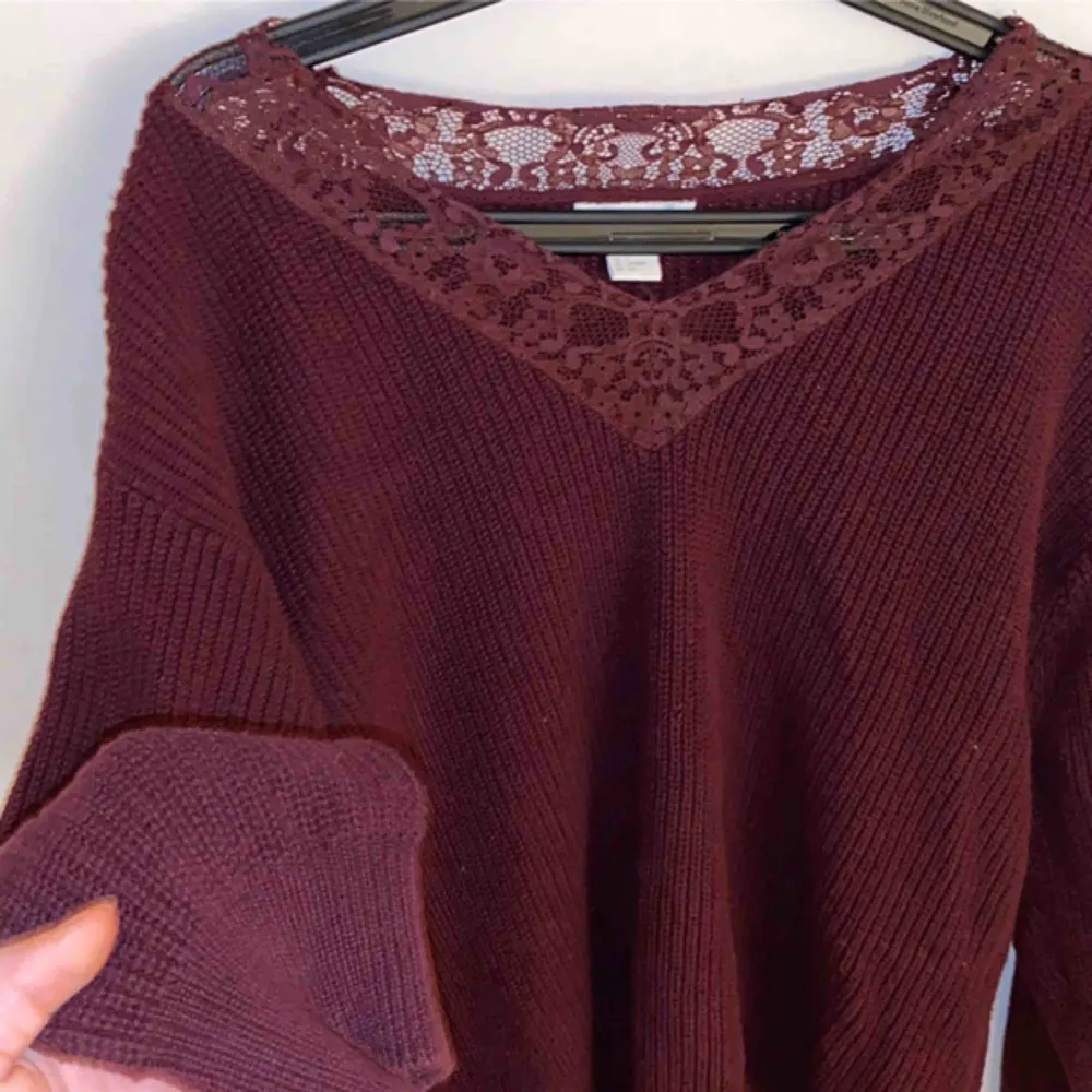 Vinröd oversized stickad tröja med fina spetsdetaljer, kan även användas som off shoulder 💞 använd enstaka gånger. Stickat.