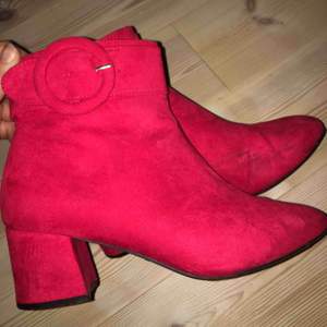 Röda Ankle boots❤️ Köpta på primark i London. Mycket sparsamt använda så i väldigt fint skick och ej slitna. 