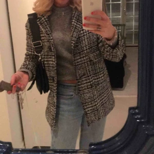  - En jacka från zara kids, passar mig som är S. 