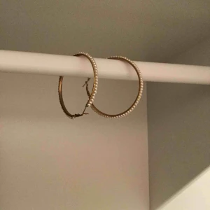  - Pärl Creoler 4 cm i diameter 20 kr inkl frakt! 