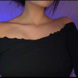  - En mysig axellös svart croptop, från h&m ! Storlek S! 40kr + 59kr frakt 