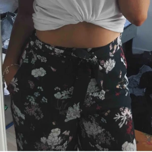  - Gröna blommiga kostymbyxor från ginatricot, vida i benen och superskönt, ett snöre i midjan. Anvönda en gång endast