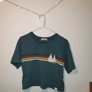 Cropped t-shirt - Grön cropped t-shirt från pull&bear. Kan mötas sthlm!