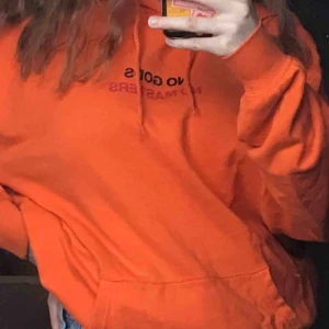  - As snygg hoodie köpta på Carlings från märket Vailent. Ganska stor i storleken så den passar xs-m beroende på hur man vill att den ska sitta.  Kan mötas upp i Uppsala eller så tillkommer frakt 