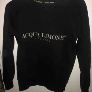  - säljer min acqua limone tröja som ja köpte här på plick. Den är en xxs men är som en xs o passar nog till dom med S.