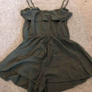  - En jätte fin grön ”byxdress” 