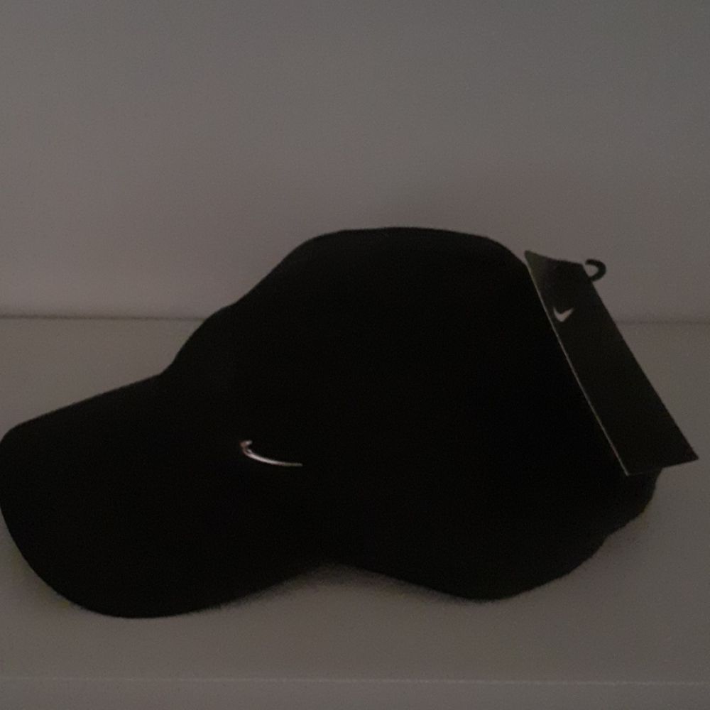 Nike keps oanvänd svart köparen står för frakt💘. Accessoarer.
