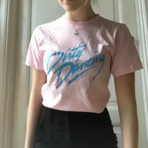 Intressekoll! 😍 Funderar på att sälja min superfina Dirty Dancing t-shirt. Jag köpte den för 250 kr på Island, ändats använd 1 gång. Perfekt om du gillar filmen Dirty Dancing men också väldigt snygg.