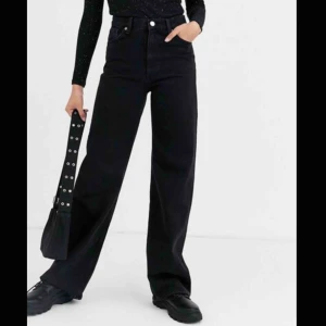  - Säljer mina yoko jeans från monki ⚡️⚡️⚡️ en 25a i midjan och HÖGMIDJADE som jag älskar!!! uppsydda så de passar mig i längden (är va 160cm) Lägger sig skitsnyggt på skorna som på bild 1 (den bilden gör jeansen mest rättvisa) 🤑