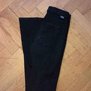 Skitsnygga svarta bootcut jeans från dr denim! Väldigt stretchiga och sköna men säljer pga inte min stil längre☺️ är cirka 175cm så dom passar som bäst på långa personer! *Möts upp i Stockholm*