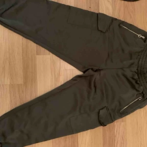  - Byxor från Zara super fina helt oanvända. Färg: mörk grön  Fläcken som syns på bilden är bara kameran 