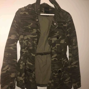  - Nästan helt ny militärjacka från Zalando. Storlek 44 men den är mindre i storlek. 