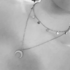 Tvåradigt halsband - Tvåradigt månhalsband♡Skick: Nytt. Material: Alloy. Märke: Simplicityforever. Frakt ingår vid köp senast 25:e Februari!!