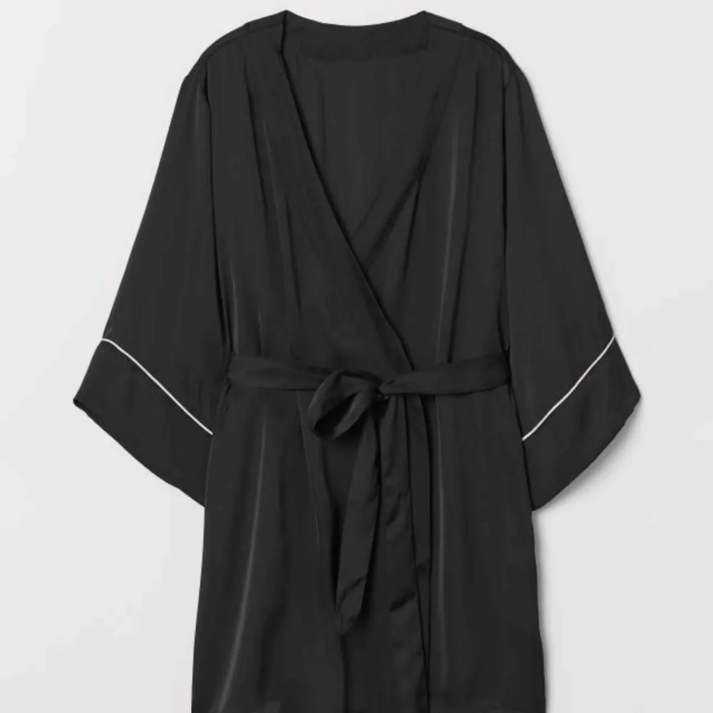 Fin kimono från H&M i satin, inte alls mycket använd. Frakt tillkommer.. Övrigt.