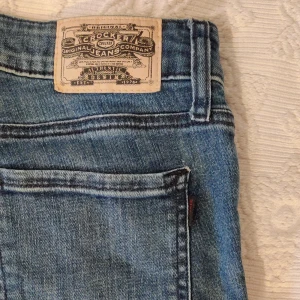 Crocker jeans blå 28/34 - Blå jeans från Crocker.  Modell: Pep! Skinny Väldigt fint skick, har använt de max 5 ggr. W28 L34. Köparen står för frakten, fraktförslag mottages gärna. Samfraktar