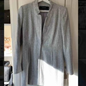  - Superfin kappa från Zara! Den är lite nopprig med det går enkelt att ta bort med en avnopprare! Passar en s/m Nypris 700kr