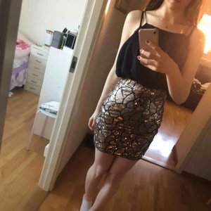  - Glittrig bodycon klänning storlek M (10 uk)