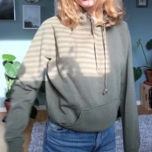 hoodie från bikbok - en hoodie från bikbok i en fin grön färg. kan mötas upp i växjö eller så står köparen för frakten.😇