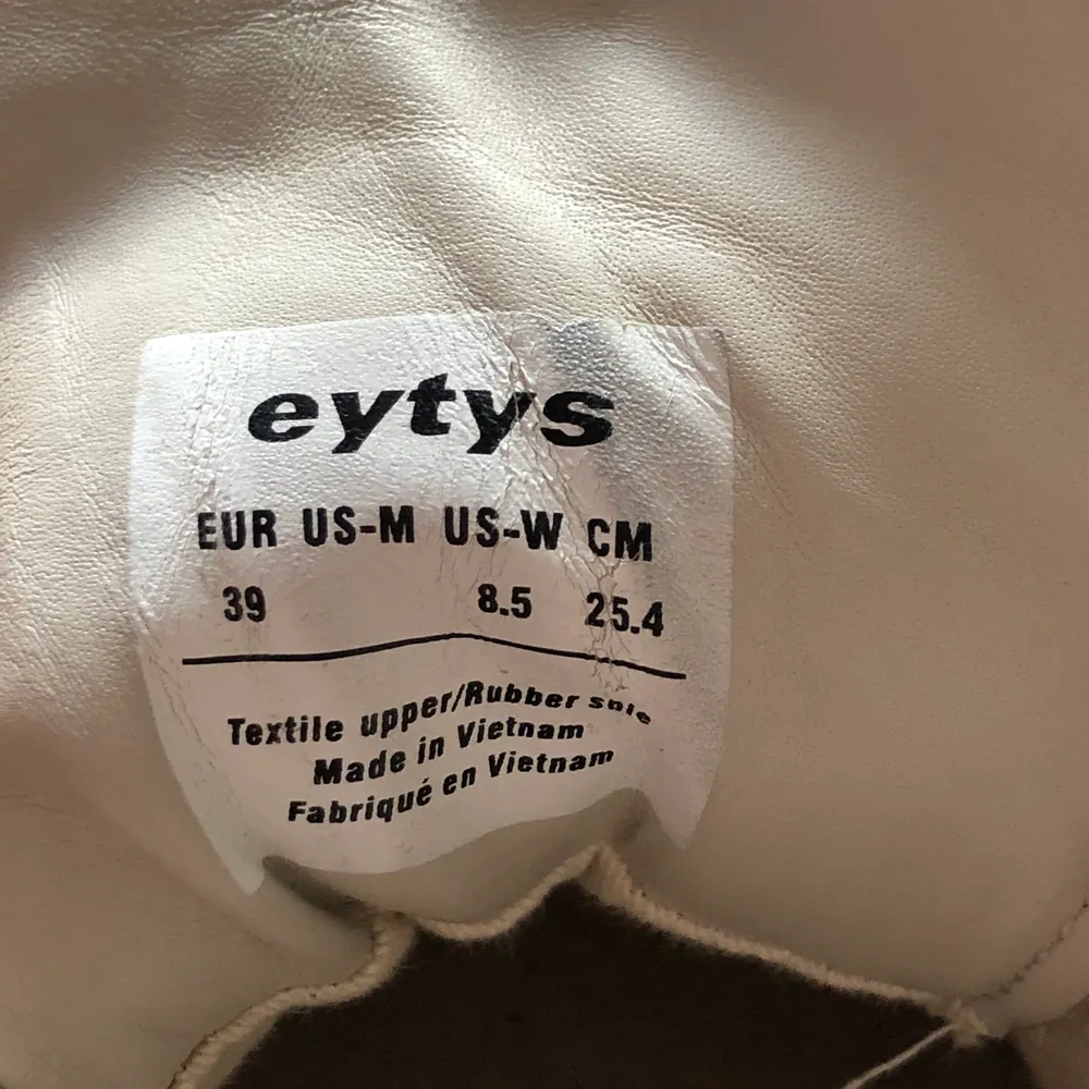 Chunky sneakers från Eytys i modellen Angel i canvas. Sparsamt använda, tyvärr inte använda lika mycket som de förtjänar! Nypris 2400 kr. Först till kvarn!. Skor.