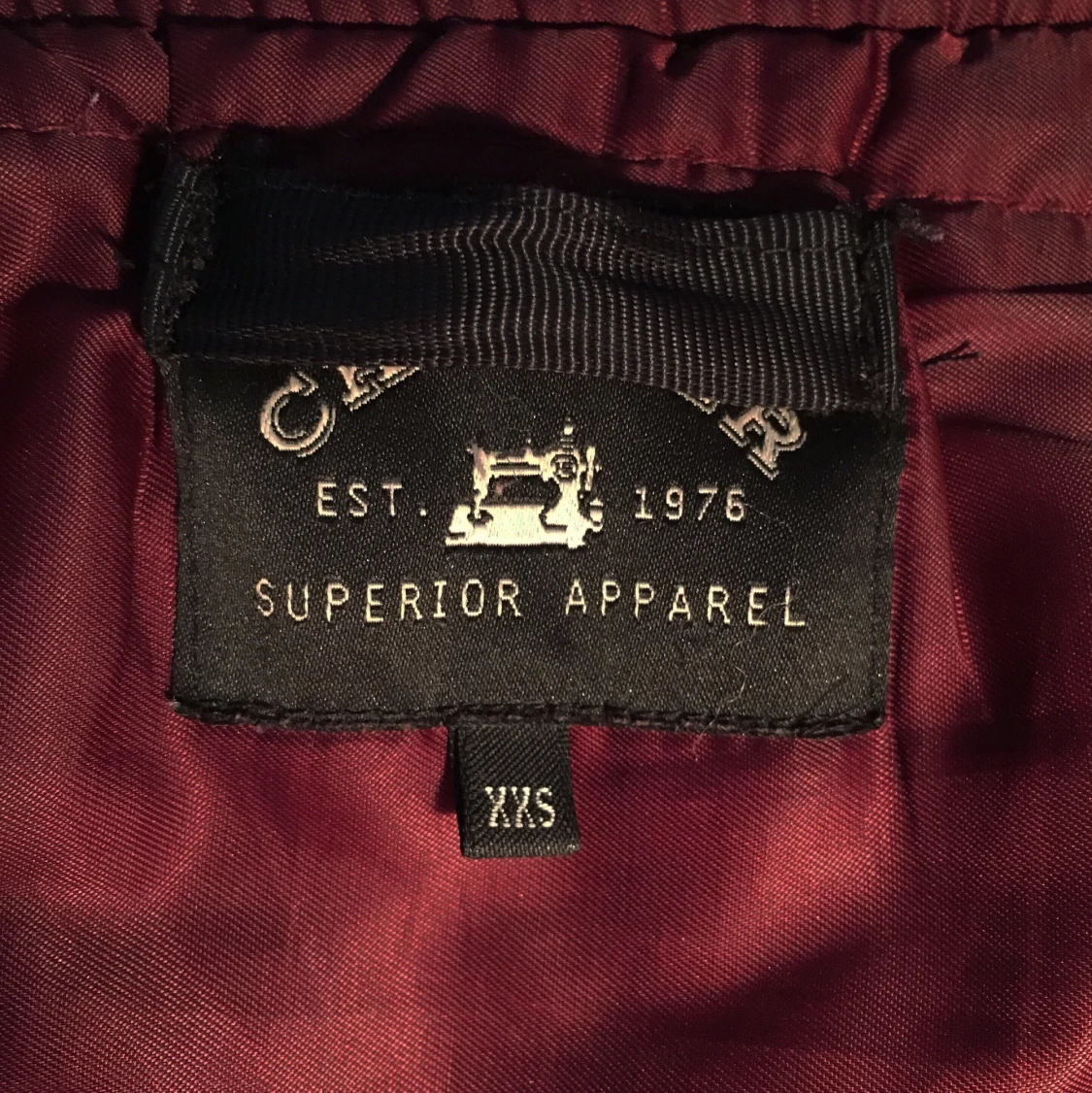 Vinröd bomberjacka.  - 91