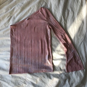 Skimmrig oneshoulder topp! - Skimmrig ljusrosa topp med oneshoulder köpt på Gina! Knappt använd