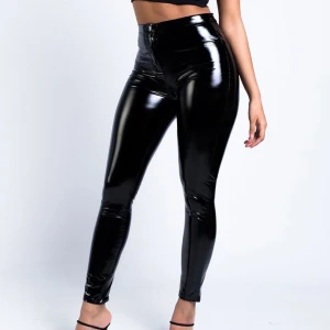 Lackbyxor - Lackbyxor fint skick från madlady😊 storlek 36 men väldigt stretchiga 