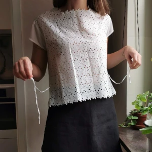 Vit spets topp - Söt kortärmad  vit spetstopp med fint blommigt mönster. Kan mötas i Gbg eller frakta (50kr).