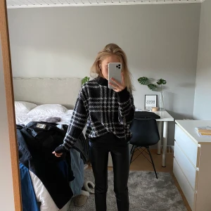 Rutig höst tröja - Stickad tröja med detta fina rutiga mönster. Köpare står för frakt✨