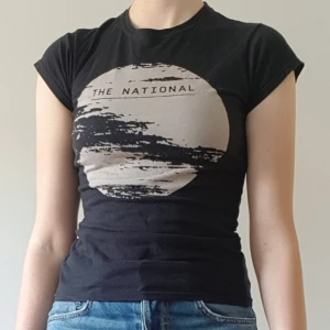 The national-tee - T-shirt med The national-tryck. Är i storlek S. Säljer för 79kr exklusive frakt (22kr). Dock ingår alltid gratis frakt vid köp över 300kr i min butik. Skriv i dm vid intresse eller för frågor 🧡