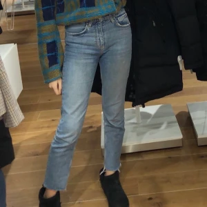 Blå mom jeans zara - Superfina croppade mom jeans från zara som tyvärr blivit för små för mig :( Färgen syns bäst på första bilden. Frakt tillkommer!