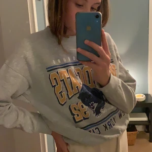 Sweatshirt - Säljer nu denna snygga sweatshirt från Gina Tricot. I storlek XXS, passar ganska bra i storleken på mig som är 1,61cm. Köptes för 299kr tror ja. Säljer för 80kr+frakt 