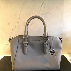 Väska - Från Michael Kors! Så himla fin men har tyvärr inte kommit till användning. Köptes i USA för något år sedan. Tillkommer ett längre band som ligger i väskan på bild 3. Nästintill oanvänd! Nypris ca 2000kr