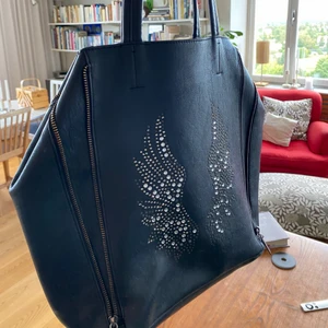 Väska med vingar - En jättefin väska, några pärlor har trillat av men det är inget man lägger märke till sedan är kedjorna inte i samma silver färg som vid köp men det går säkert att fixa till. Bra med utrymme och har en borttagbar väska inuti. Är alltid öppen att diskutera pris och byten, skriv privat för mer info🥰🥰🥰 ( inte säkert att frakt priset ligger på det som står nedan) 