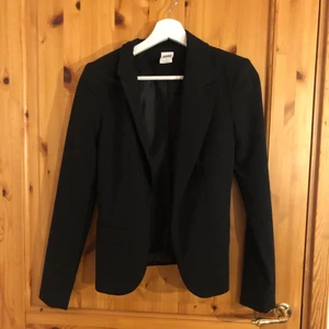 Kostym jacka - Säljer en kavaj från Vero Moda med axelvaddar nästan aldrig använd storlek: 34 säljer för 240kr inklusive frakt 