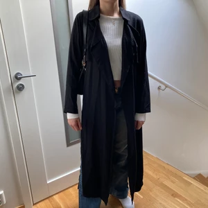 Lång tunn kappa  - Lång, snygg kappa i strl 36 från Gina tricot. Fint material som inte blir nopprigt! Perfekt till våren eller under en tjockare kappa på hösten/vintern💐 