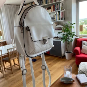 Vit ryggsäck  - Skut snygg ryggsäck från primark. Använd för ca 2 år sedan men jättefint skick. Alltså inga skador. Är alltid öppen att diskutera både pris och byten, skit privat för mer info🥰🥰🥰 ( det brukar bli mindre än frakten som är hänvisad där nere)