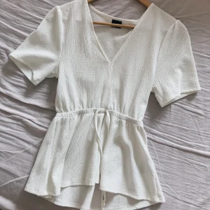 Tröja strl xs - Från Ginatricot i strl xs! Använd 2 gånger, nyskick och skitsnygg! Säljer för 100kr, frakt tillkommer