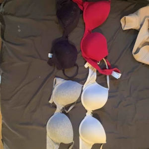  - säljer 4 st bhs för 150 då nypris är 80st!! aldrig använt dom!! köparen står för frakten(: