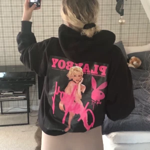 Svart playboyhoodie - Svart playboyxmissguided hoodie, står ingen storlek men uppskattar den till en large/extralarge alltså perfekt oversized. Buda i kommentarerna 😋 (Frakt tillkommer)
