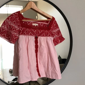 Odd Molly topp storlek 1 - Söt rosa topp med röda blommor, älskar men tyvärr är den lite liten:( originalpriset var runt 1200kr