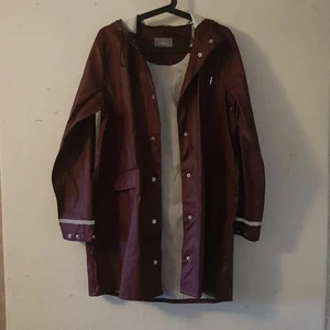 Vinröd regnjacka från lindex - knappt använd regnjacka från lindex. orginalpris runt 300kr, säljes för 90kr plus frakt (kan även mötas upp i kalmar). den är i gott skick och inget är trasigt.