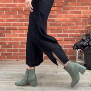 RODEBJER byxor XS - Byxor med ankellängd. Modellen är 180 cm lång. Byxorna är i nyskick. Nypris 1700kr