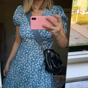 Blått väskband  - Väskband i färgen blå ifrån Carin Wester, köpt för 150kr 